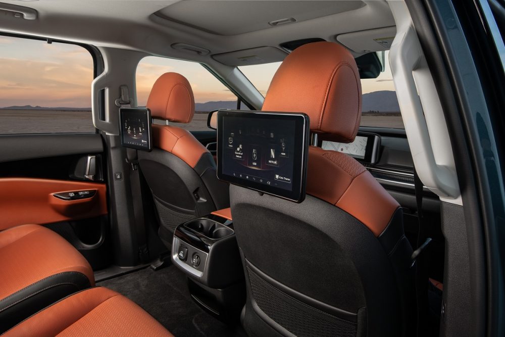 2022 Kia Carnival interior dual entertainment screens