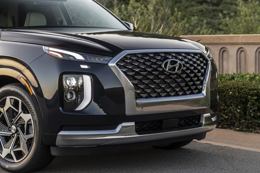 Close-up front side view of 2021 Hyundai Palisade grille and front end