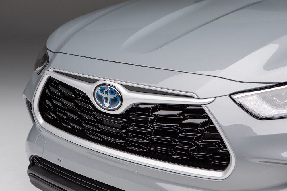 2022 Toyota Highlander Bronze Edition badge and grille