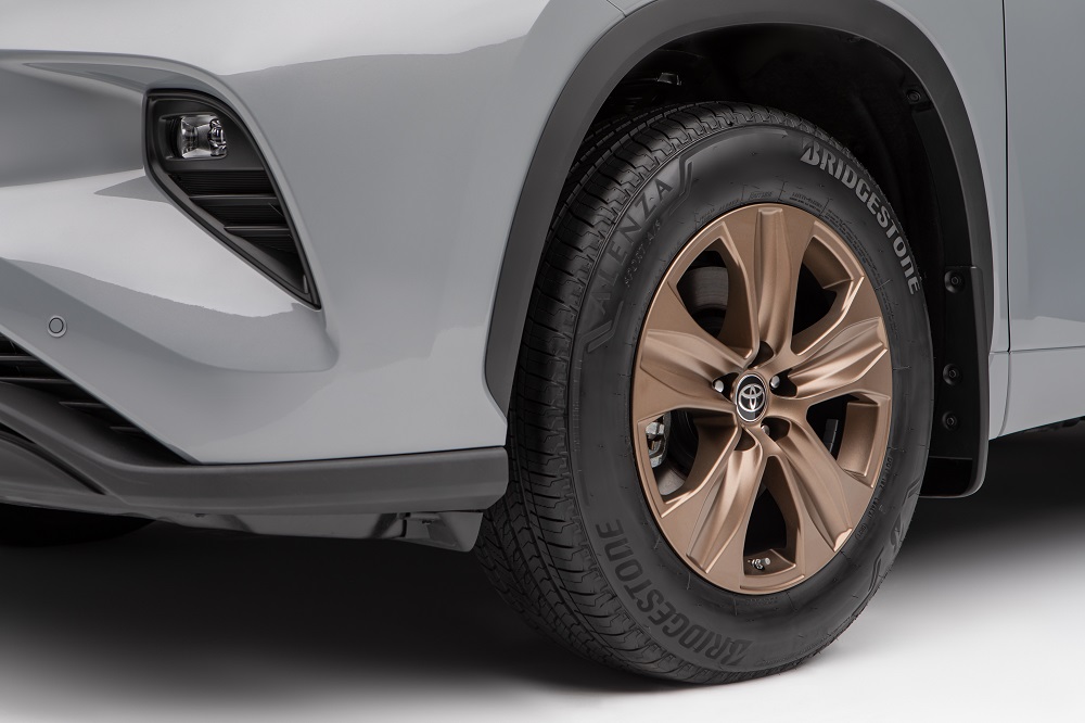 2022 Toyota Highlander Bronze Edition front wheel