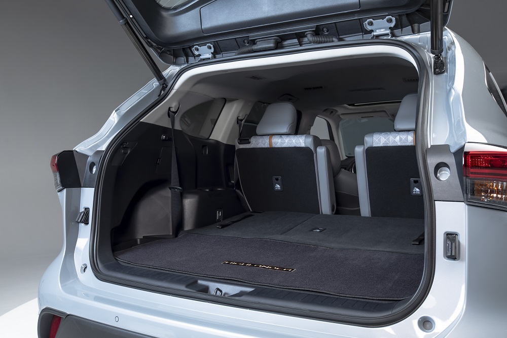 2022 Toyota Highlander Bronze Edition open trunk rear seats down