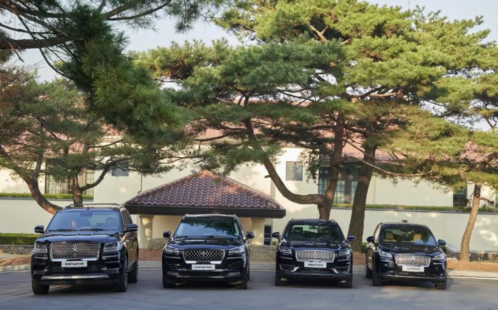 The Lincoln Navigator, Aviator Grand Touring, Nautilus, and Corsair in front of the Ashton House in Seoul, South Korea