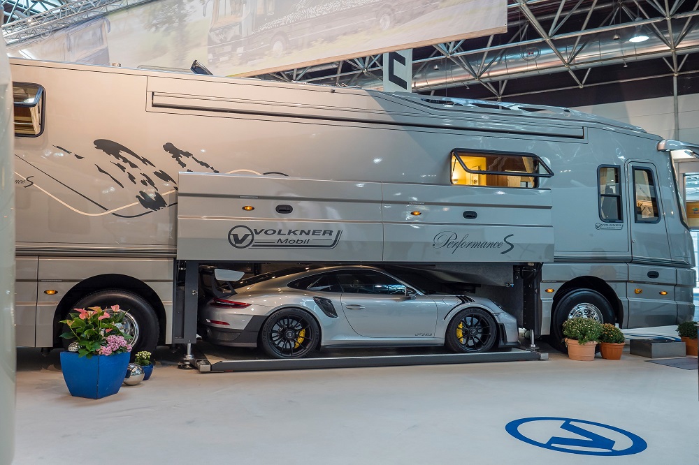 Motorhome with a Porsche 911 GT2 RS in a built-in garage