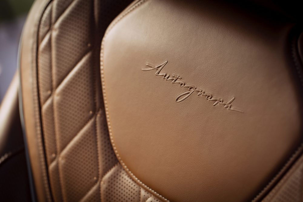 2022 INFINITI QX60 Autograoh logo-emblazoned headrests