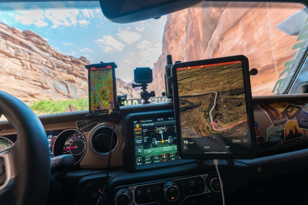 A Jeep with the onX Offroad App pulled up on a tablet