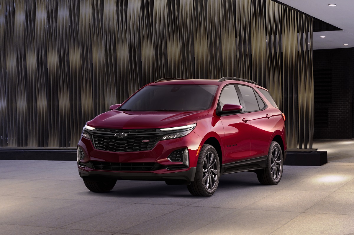 Front side view of 2022 Chevrolet Equinox RS