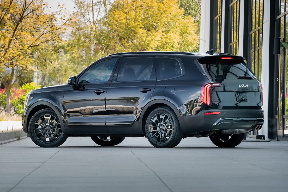 Exterior side view of the 2022 Kia Telluride Nightfall Edition parked