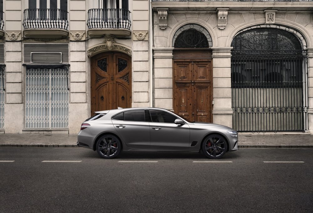 Side profile view of Genesis G70 Shooting Brake