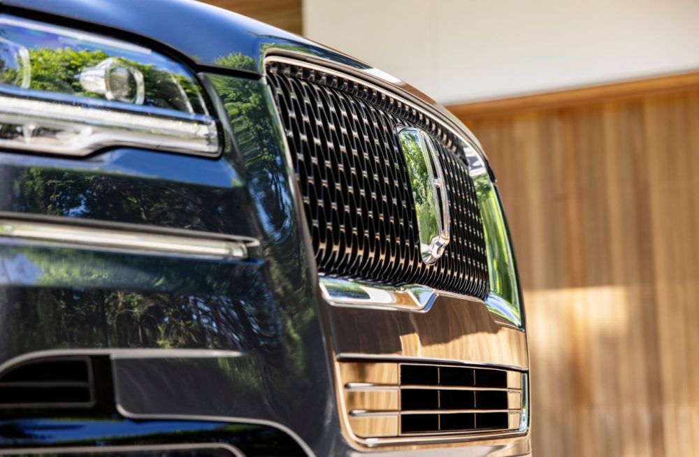 2022 Lincoln Navigator signature grille up close