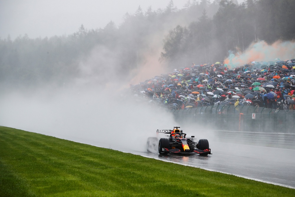 Max Verstappen creates a cloud of mist at the 2021 Belgian Grand Prix