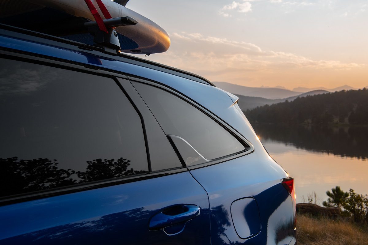 Close up side view of the rear of a blue 2022 Kia Sorento