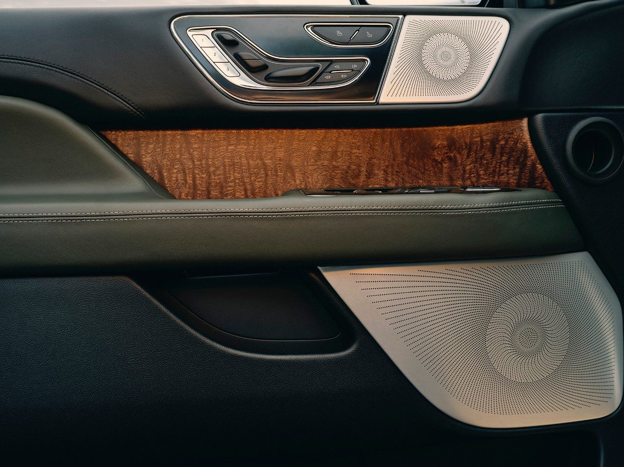 2022 Lincoln Navigator Black Label in Chroma Caviar with Invitation theme Khaya open-pore wood details