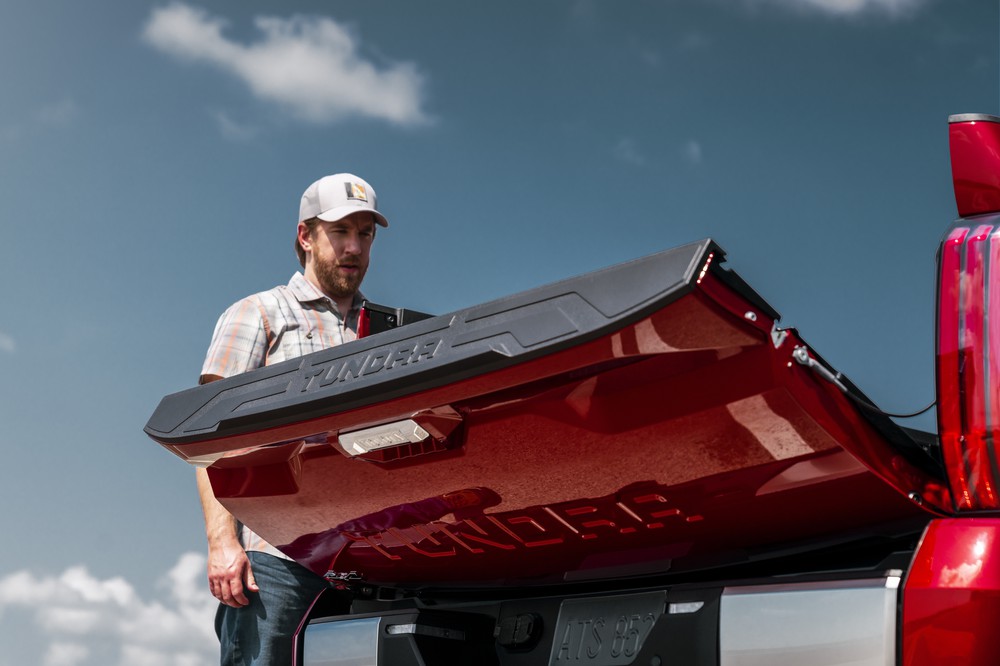 2022 Toyota Tundra Limited opening tailgate