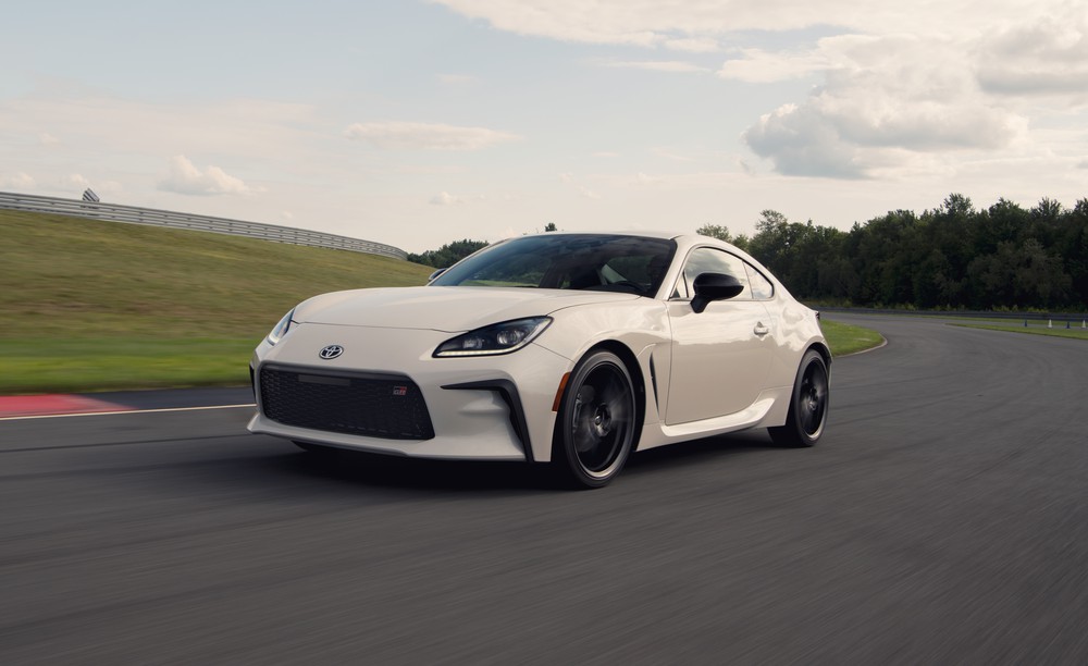 2022 Toyota GR 86 Premium (Halo White), front angle