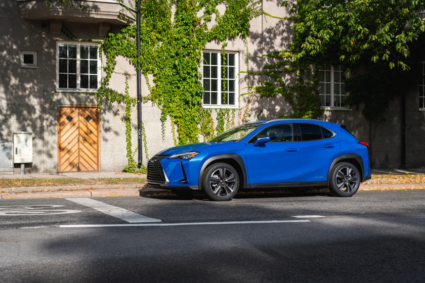 2022 Lexus UX 250h AWD side view