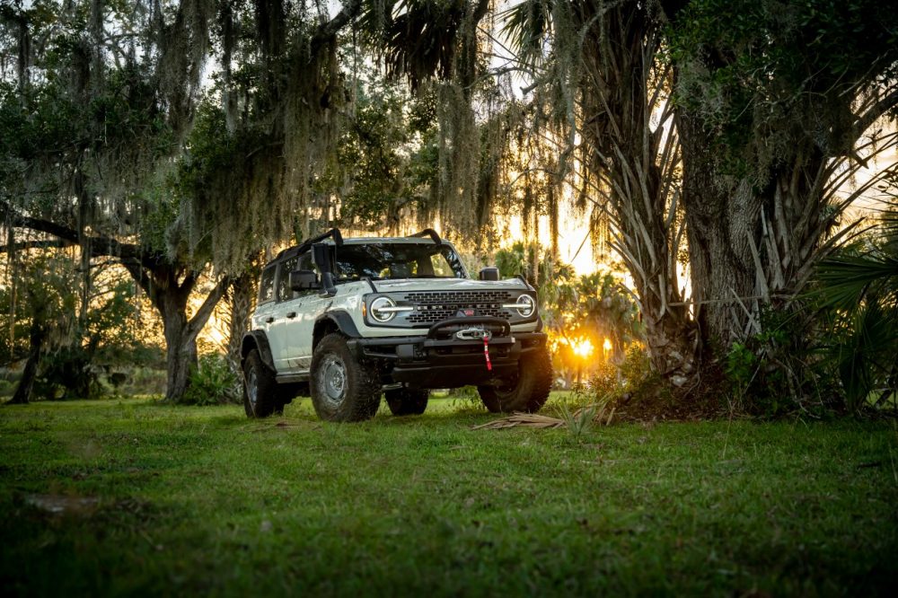 2022 Ford Bronco Everglades in Desert Sand front hero in forest