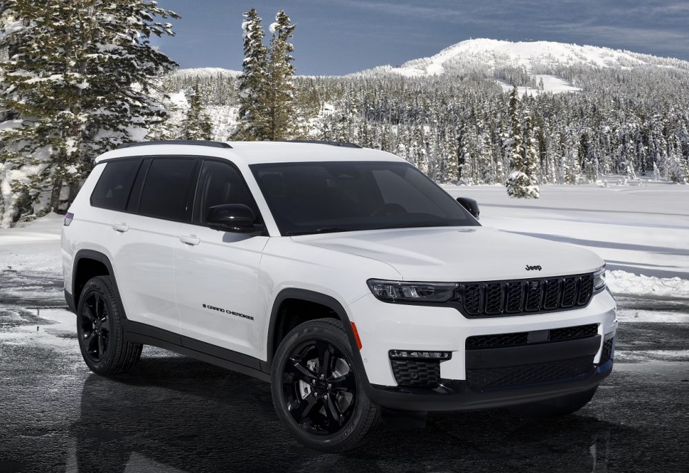 The new 2022 Jeep® Grand Cherokee L Limited Black Package adds 20-inch Gloss Black aluminum wheels, Gloss Black accents and badging, roof rails and a unique seven-slot grille to the already well-equipped Limited model.