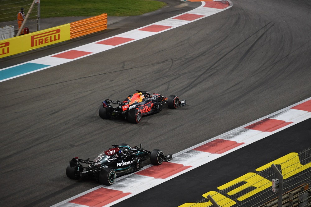 Max Verstappen leads Lewis Hamilton at 2021 Abu Dhabi Grand Prix