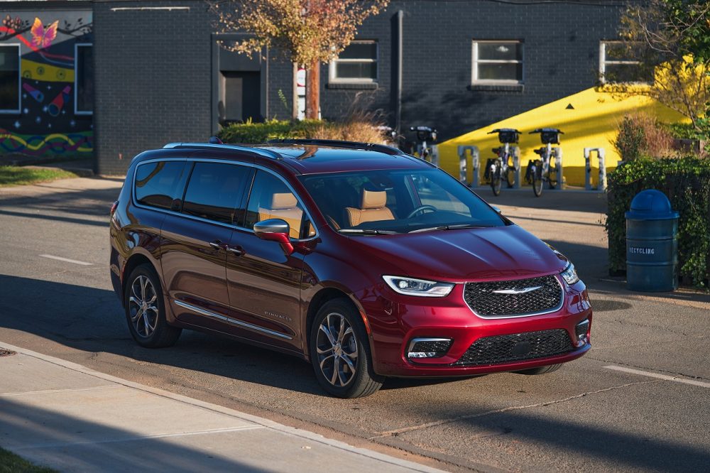 2022 Chrysler Pacifica Pinnacle action shot