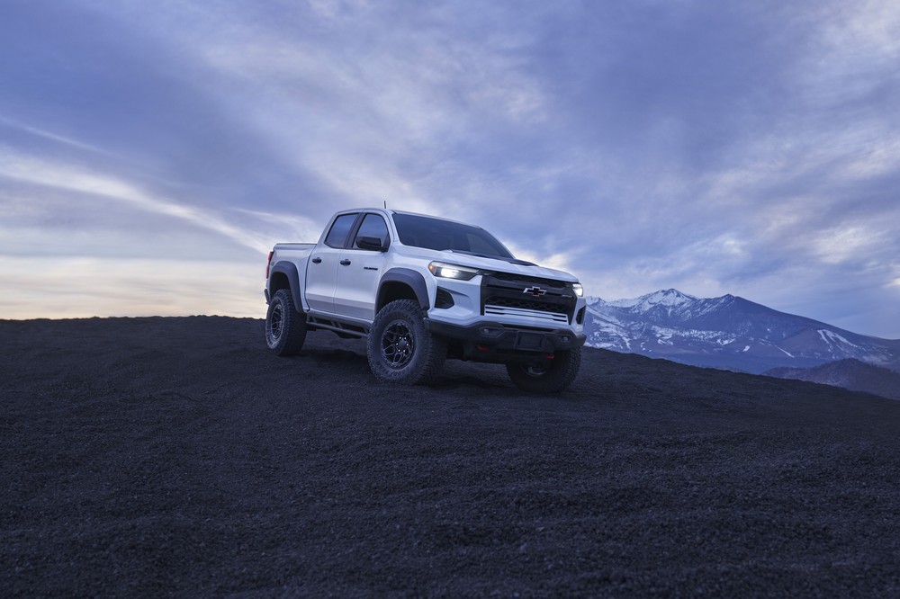 2024 Chevrolet Colorado ZR2 Bison 01 (front right)