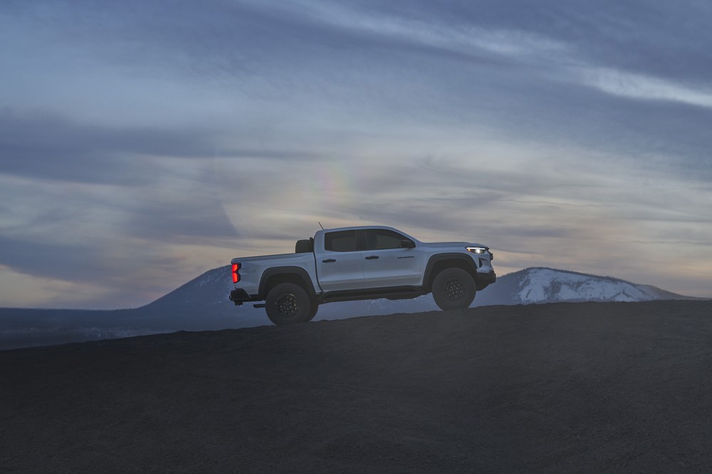 2024 Chevrolet Colorado ZR2 Bison 04 (side)