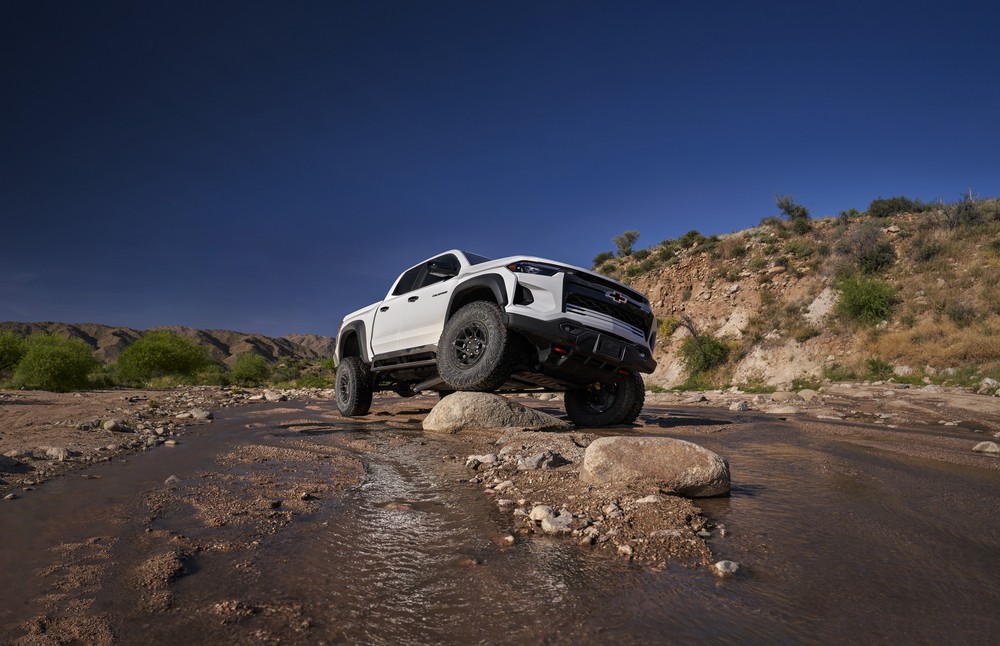 2024 Chevrolet Colorado ZR2 Bison 08 (riding a rock)