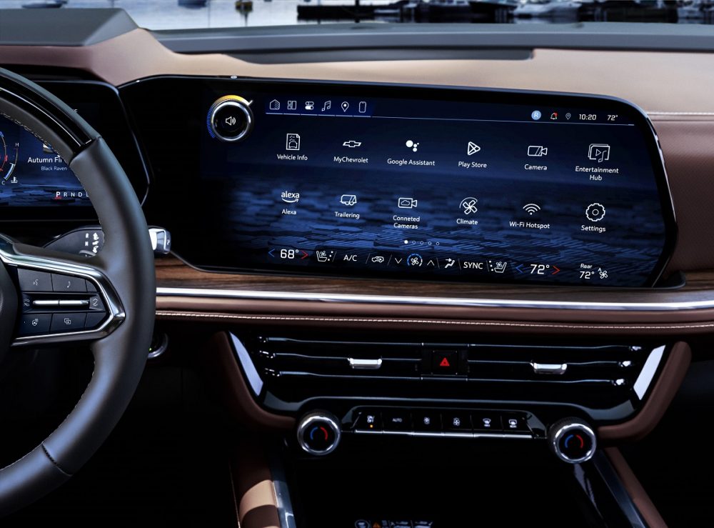 Connected features are shown on the new 17.7-inch center touch screen inside the 2025 Chevrolet Suburban High Country