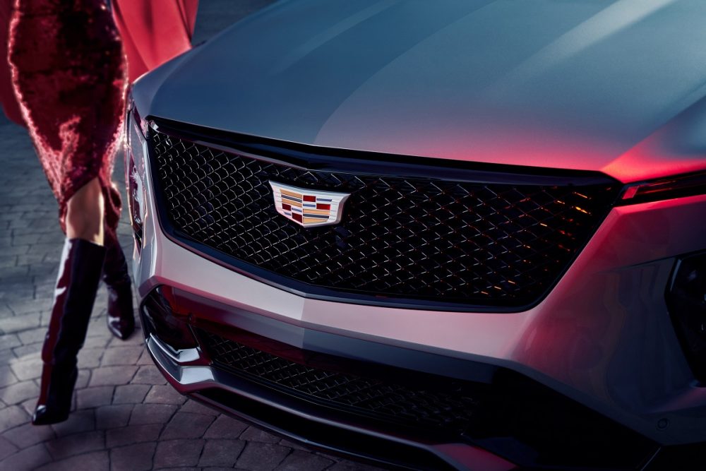 Close up view of the Cadillac XT4 grille