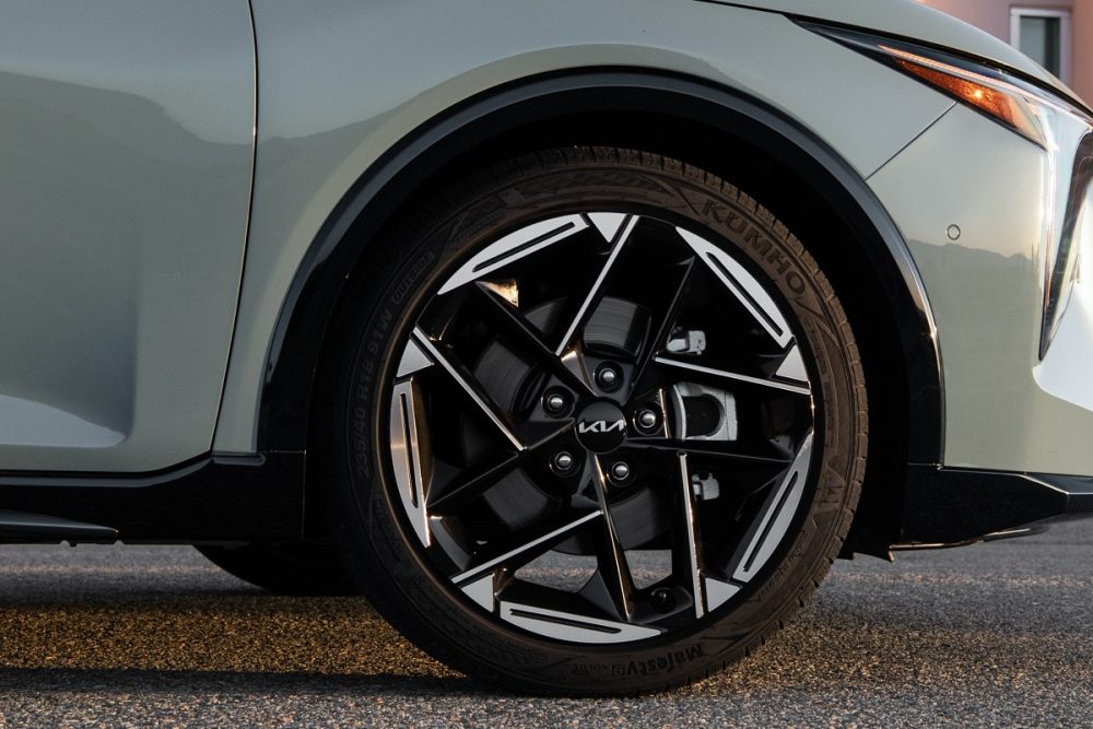 Close up shot of a wheel on the 2025 Kia K4