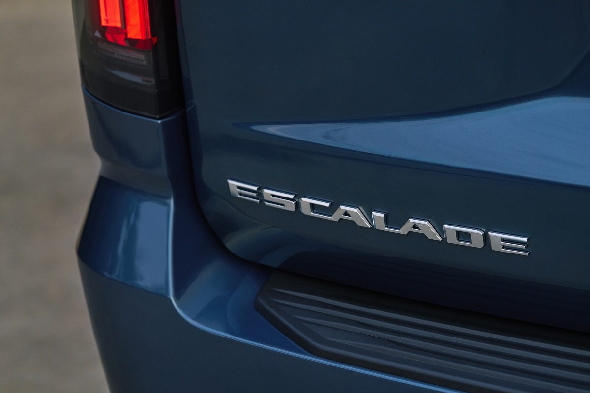 Escalade nameplate on rear of the 2025 Cadillac Escalade Sport Platinum in Deep Sea Metallic.