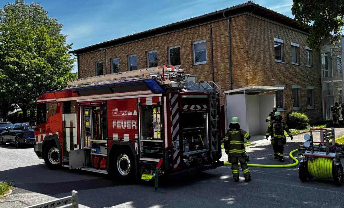 One of the two electrically powered rescue fire trucks belonging to the TUM plant fire department in action on the Garching campus